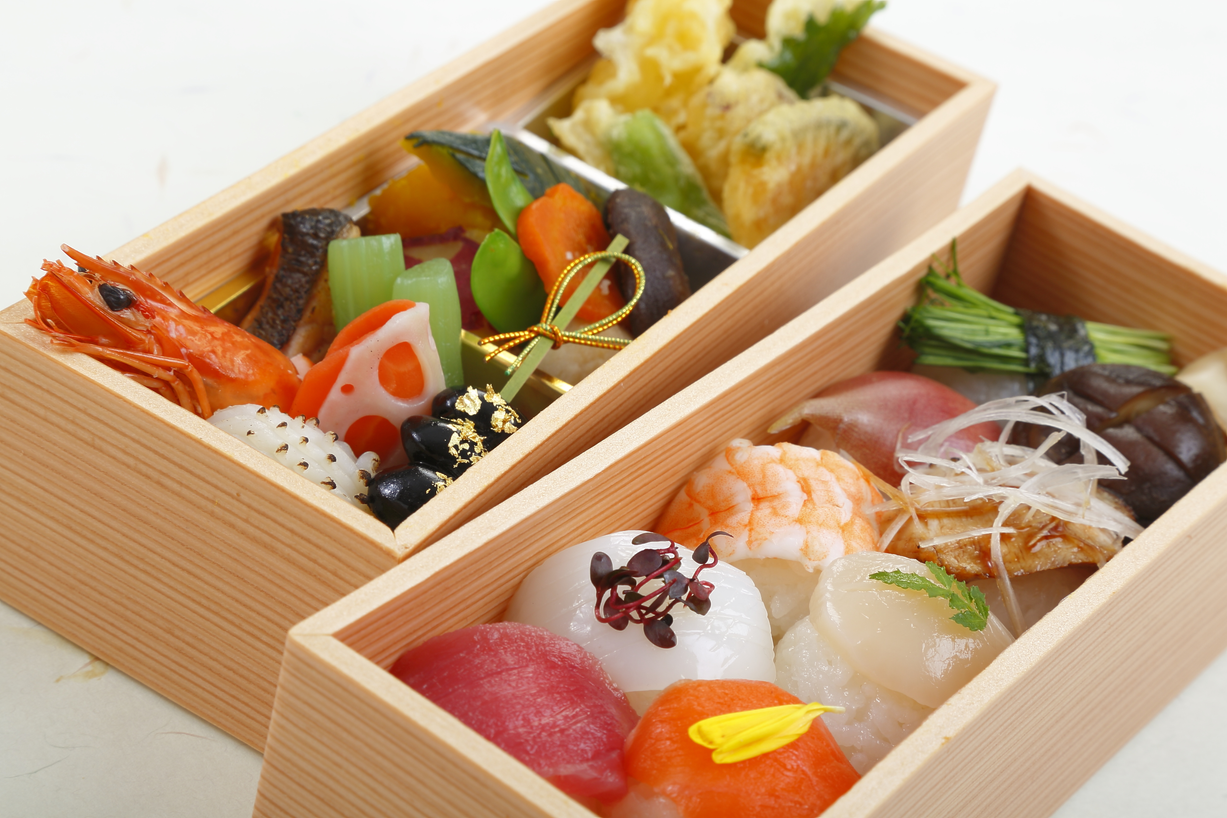 Sushi box. Темари Бенто. Бенто роллы. Бенто морепродукты. Суши бокс Халяль.